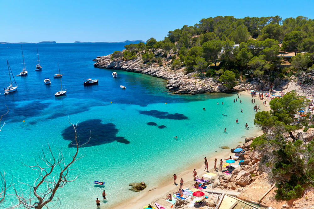 Motivul pentru care localnicii din Ibiza au ajuns să trăiască în maşini. Ce se întâmplă pe insula petrecerilor - Imaginea 5