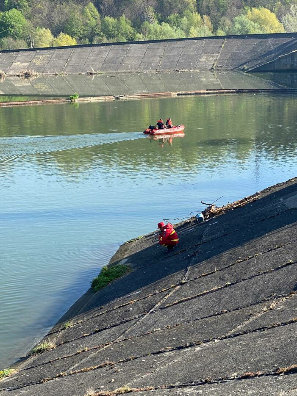 Salvamontişti-scafandri din Gorj şi Cluj intervin pentru recuperarea unei femei înecate într-un baraj pe Olt - Imaginea 3
