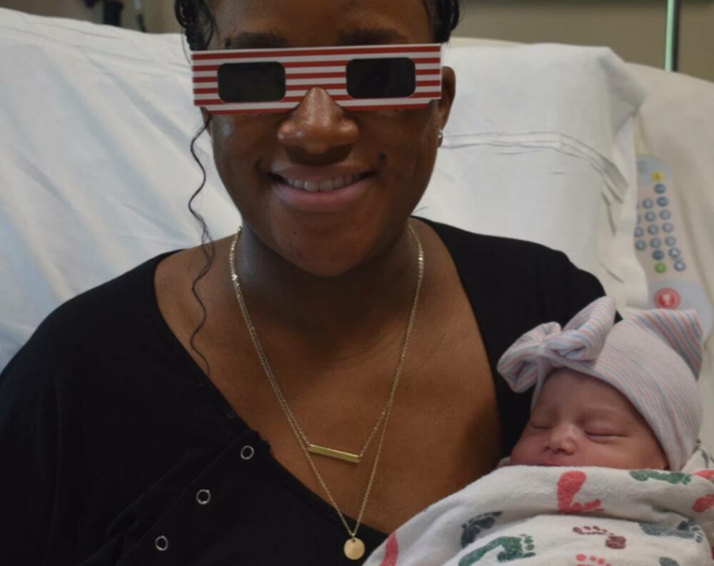 O fetiţă s-a născut în ziua eclipsei totale de Soare. Ce nume i-au ales părinții. FOTO - Imaginea 3