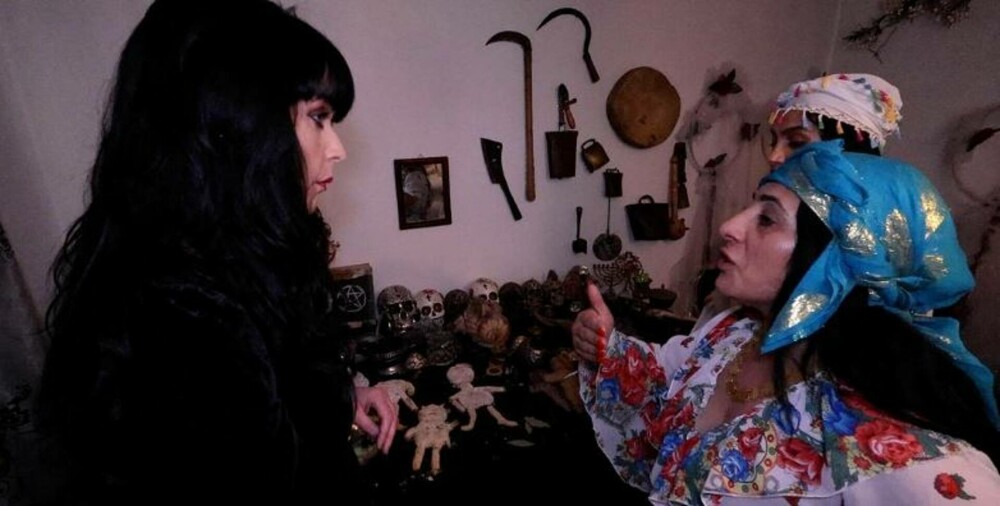 O femeie a venit din Marea Britanie în România pentru a deveni vrăjitoare. „Vreau să scap de soțul meu fantomă” - Imaginea 1