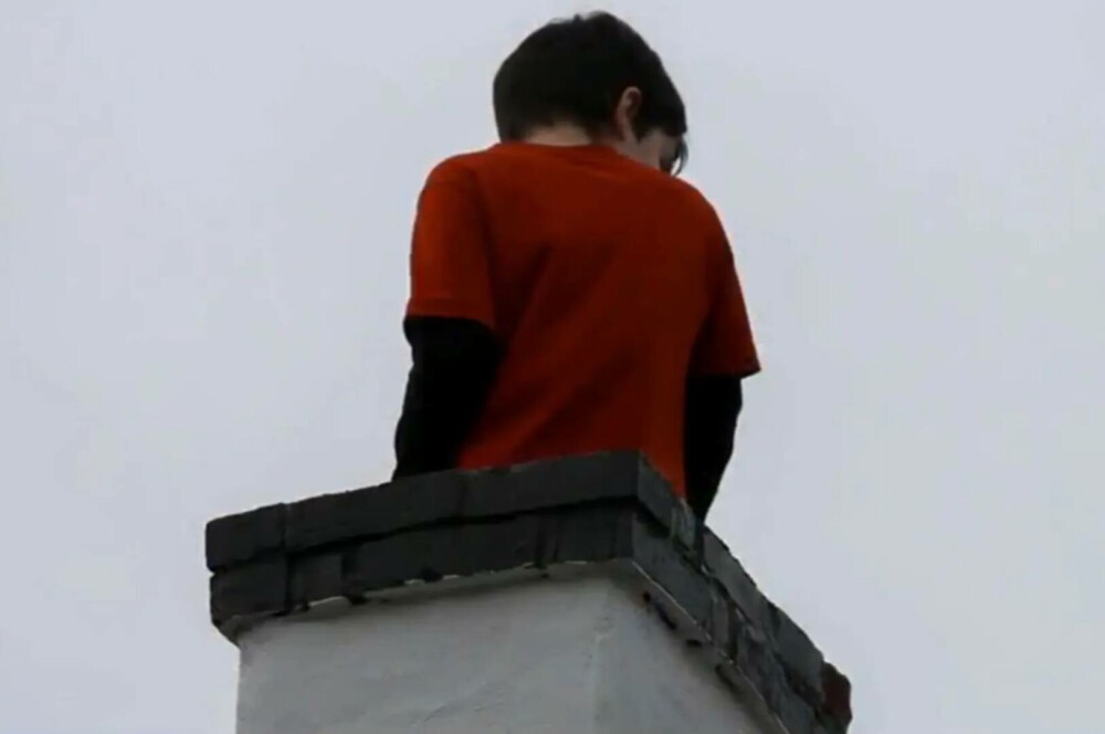 Un băiat de 10 ani s-a urcat pe acoperișul casei și a rămas blocat în horn. Voia să îl imite pe Moș Crăciun | VIDEO - Imaginea 2