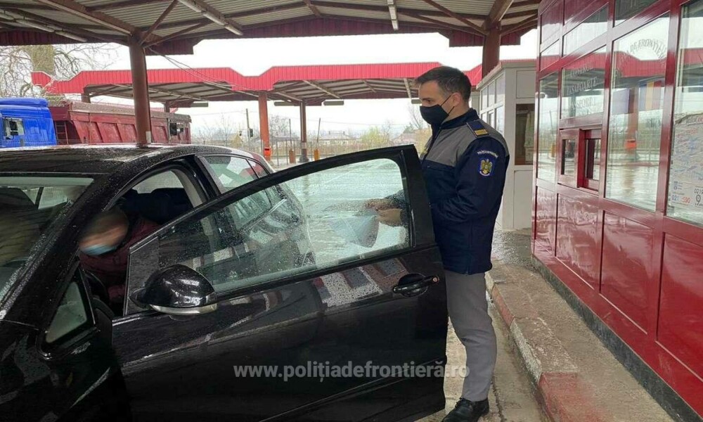 Ce au găsit polițiștii din Oradea pe bancheta din spate a unei mașini, printre saci cu pufuleţi. Șoferul este acum cercetat - Imaginea 1