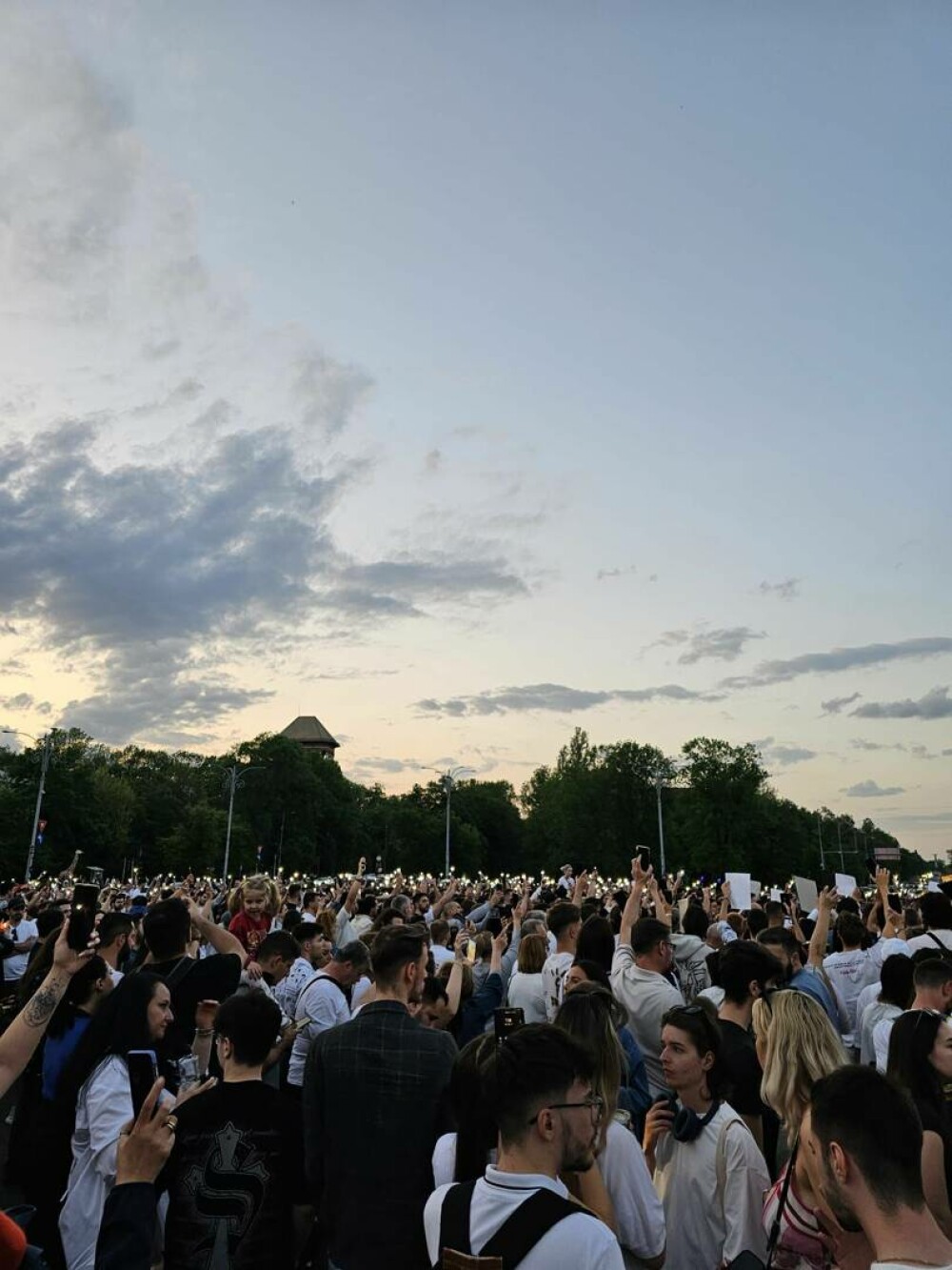 Manifest pentru adolescenții uciși de Vlad Pascu, în Piața Victoriei. „Cel mai iubit dintre pământeni este acum înger” - Imaginea 6
