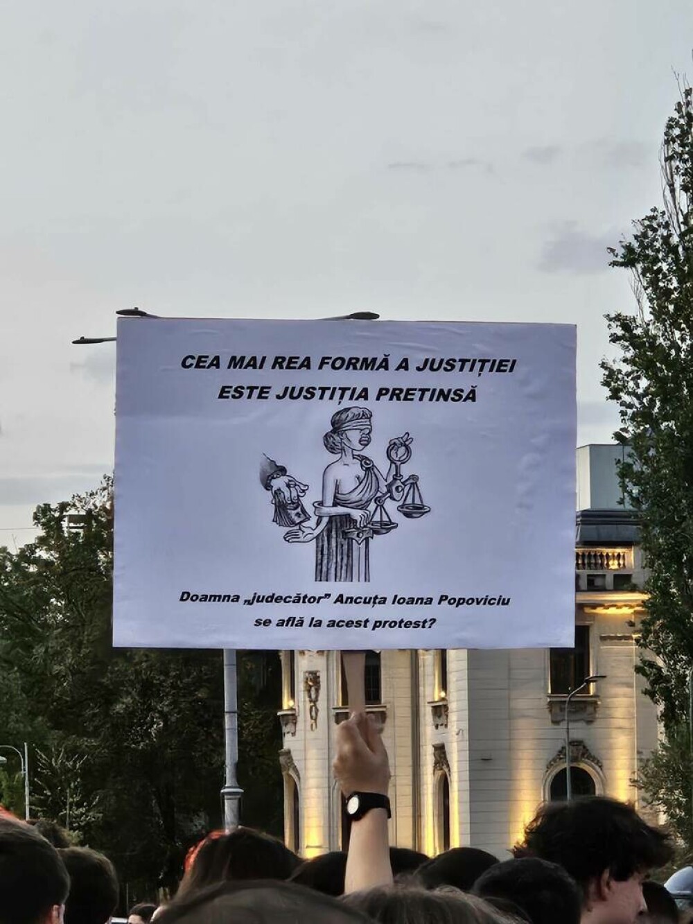 Manifest pentru adolescenții uciși de Vlad Pascu, în Piața Victoriei. „Cel mai iubit dintre pământeni este acum înger” - Imaginea 8