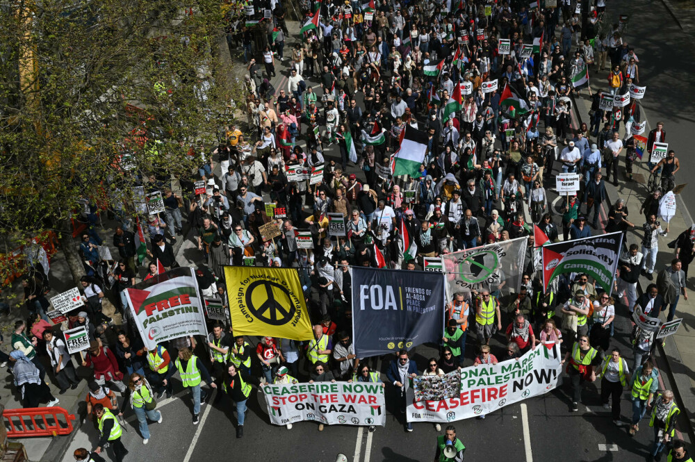 Zeci de mii de persoane au protestat la Londra pentru a cere încetarea focului în Fâşia Gaza. FOTO+VIDEO - Imaginea 1