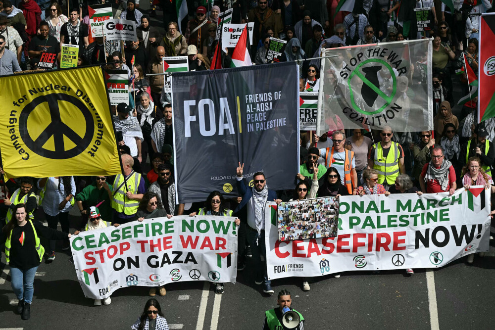 Zeci de mii de persoane au protestat la Londra pentru a cere încetarea focului în Fâşia Gaza. FOTO+VIDEO - Imaginea 5