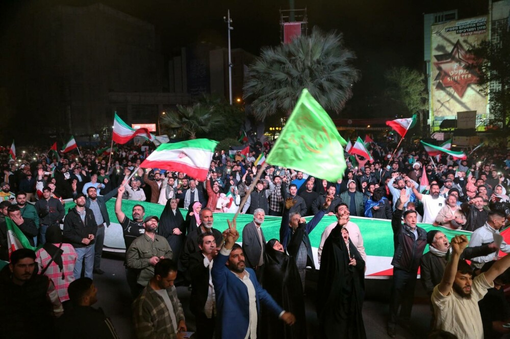 Mii de persoane au ieşit pe străzile din Iran în semn de susţinere pentru atacul asupra Israelului. FOTO & VIDEO - Imaginea 6