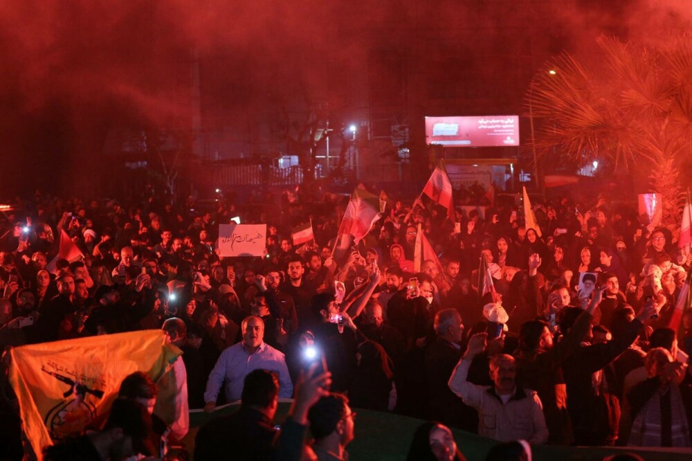 Mii de persoane au ieşit pe străzile din Iran în semn de susţinere pentru atacul asupra Israelului. FOTO & VIDEO - Imaginea 5