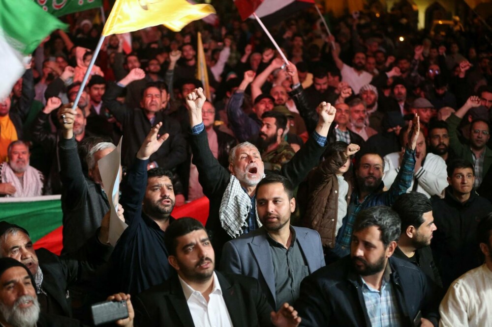 Mii de persoane au ieşit pe străzile din Iran în semn de susţinere pentru atacul asupra Israelului. FOTO & VIDEO - Imaginea 3