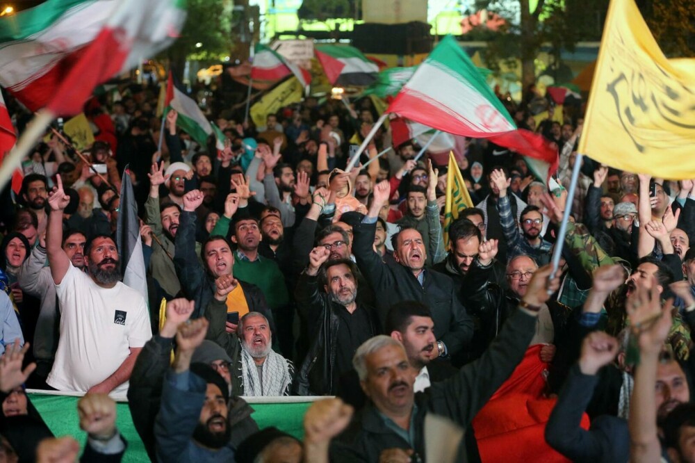 Mii de persoane au ieşit pe străzile din Iran în semn de susţinere pentru atacul asupra Israelului. FOTO & VIDEO - Imaginea 2