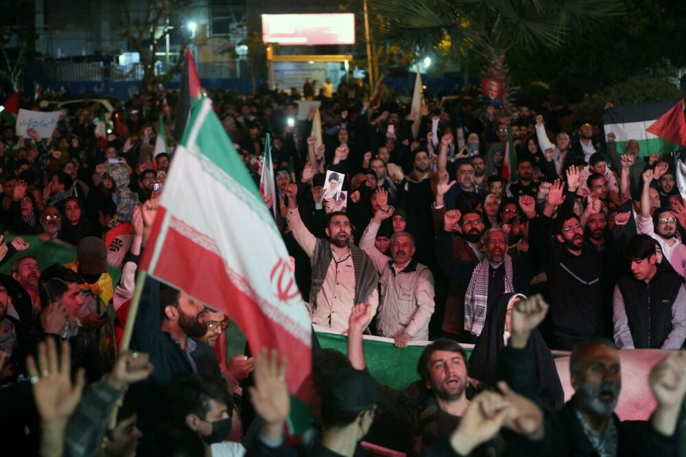 Mii de persoane au ieşit pe străzile din Iran în semn de susţinere pentru atacul asupra Israelului. FOTO & VIDEO - Imaginea 1