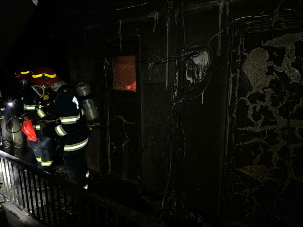 Incendiu de proporții în cartierul Obor din Capitală. Un apartament a luat foc | FOTO - Imaginea 4