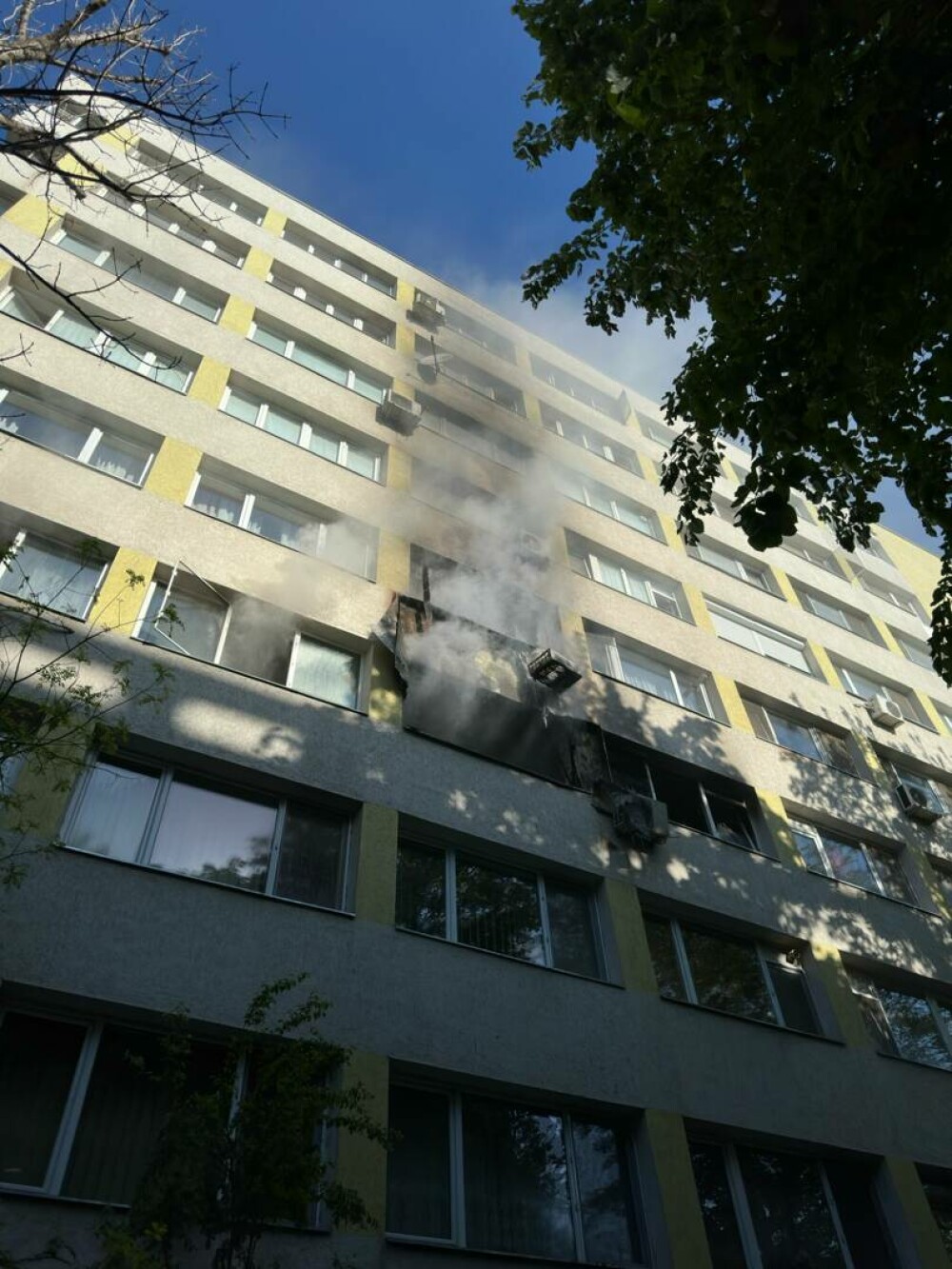 Incendiu de proporții în cartierul Obor din Capitală. Un apartament a luat foc | FOTO - Imaginea 6