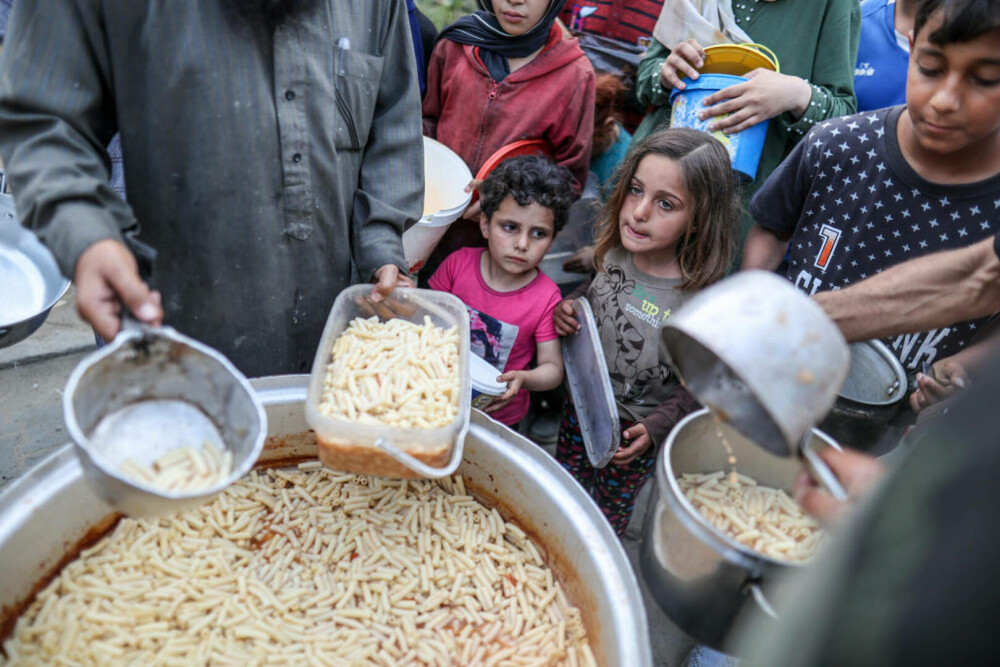 Imaginile foametei din Gaza. Raport: Jumătate din populație va suferi de foamete în aproximativ trei luni | FOTO - Imaginea 52