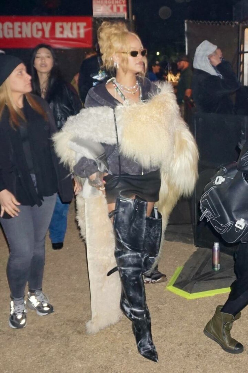 Cum s-a îmbrăcat Rihanna la Coachella. Artista a furat toate privirile. GALERIE FOTO - Imaginea 2
