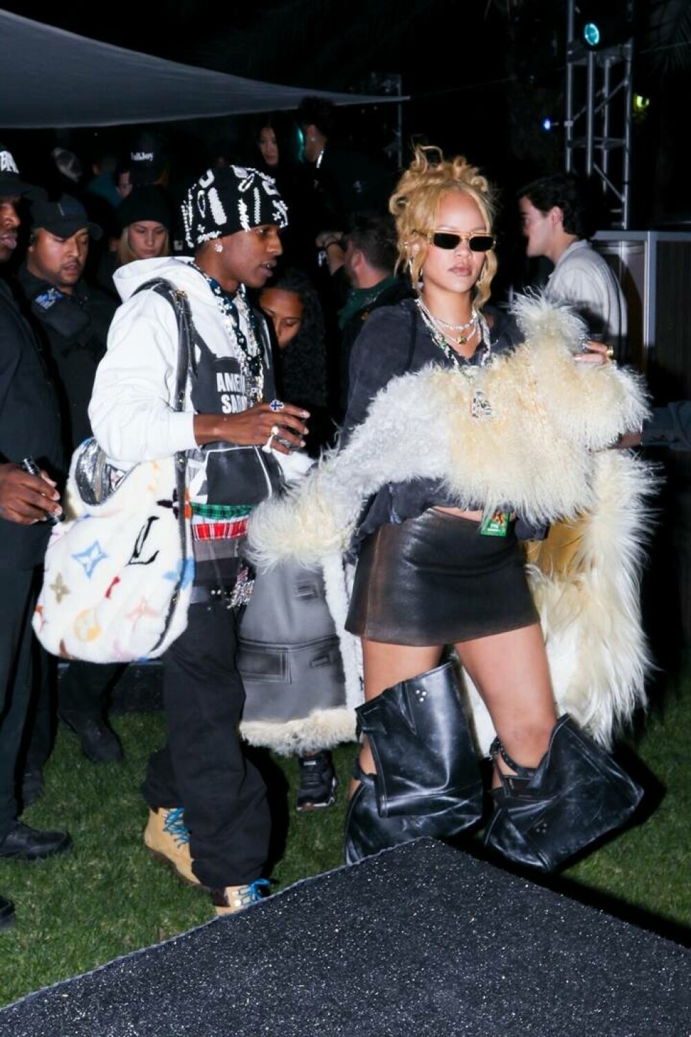 Cum s-a îmbrăcat Rihanna la Coachella. Artista a furat toate privirile. GALERIE FOTO - Imaginea 3