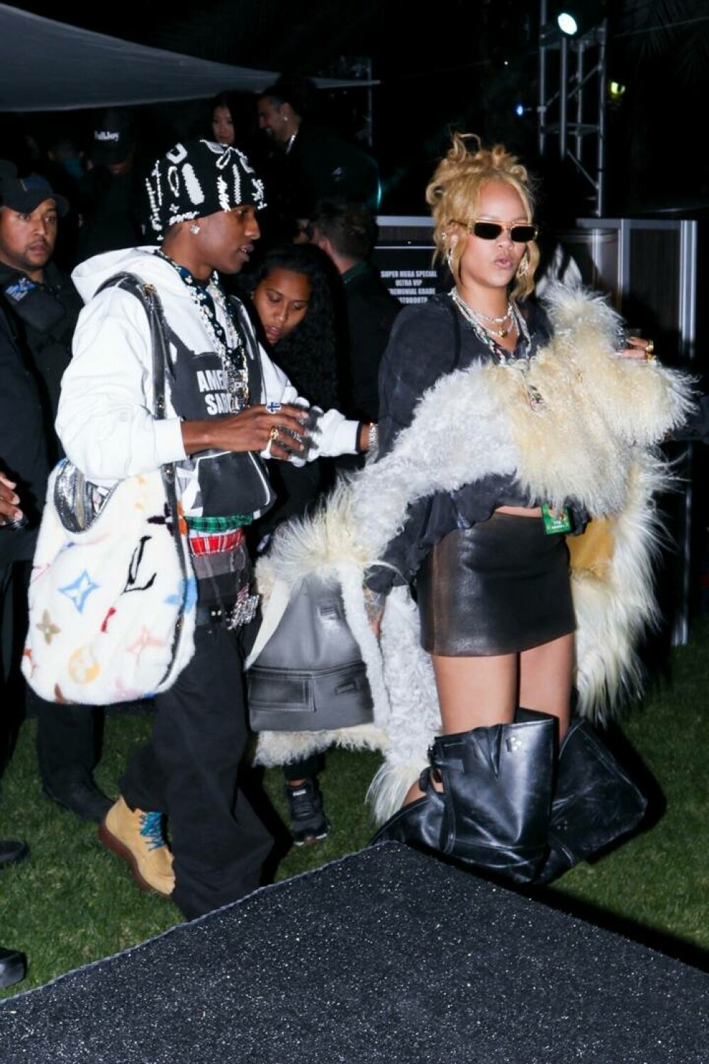 Cum s-a îmbrăcat Rihanna la Coachella. Artista a furat toate privirile. GALERIE FOTO - Imaginea 4