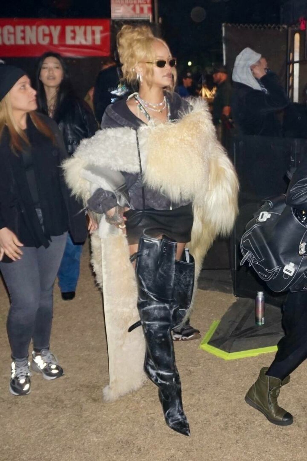 Cum s-a îmbrăcat Rihanna la Coachella. Artista a furat toate privirile. GALERIE FOTO - Imaginea 5