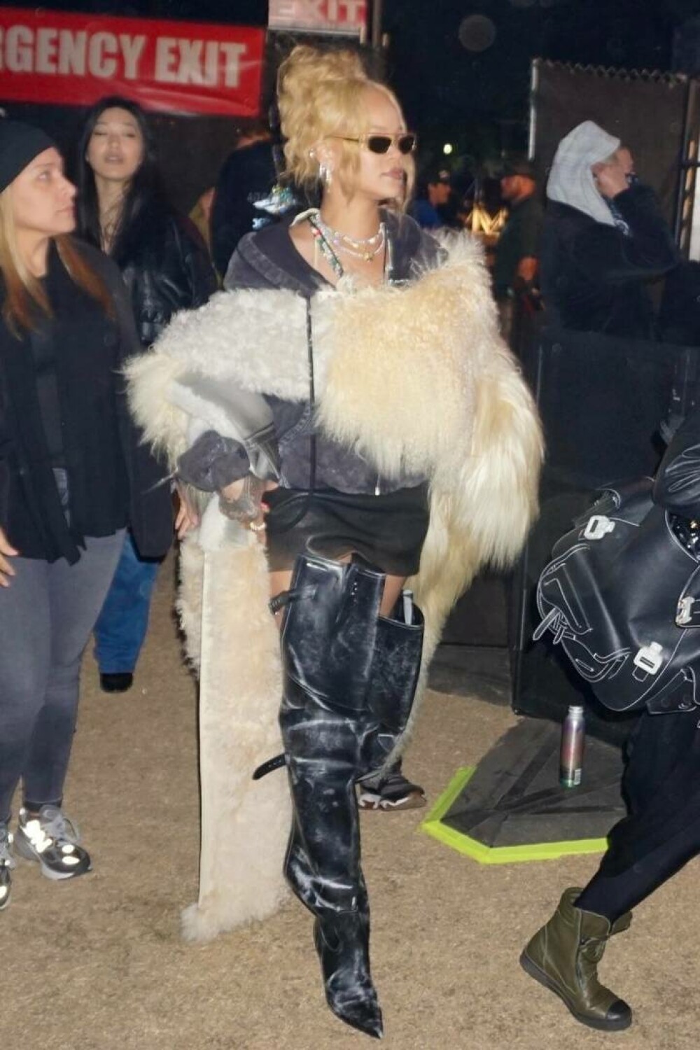 Cum s-a îmbrăcat Rihanna la Coachella. Artista a furat toate privirile. GALERIE FOTO - Imaginea 6