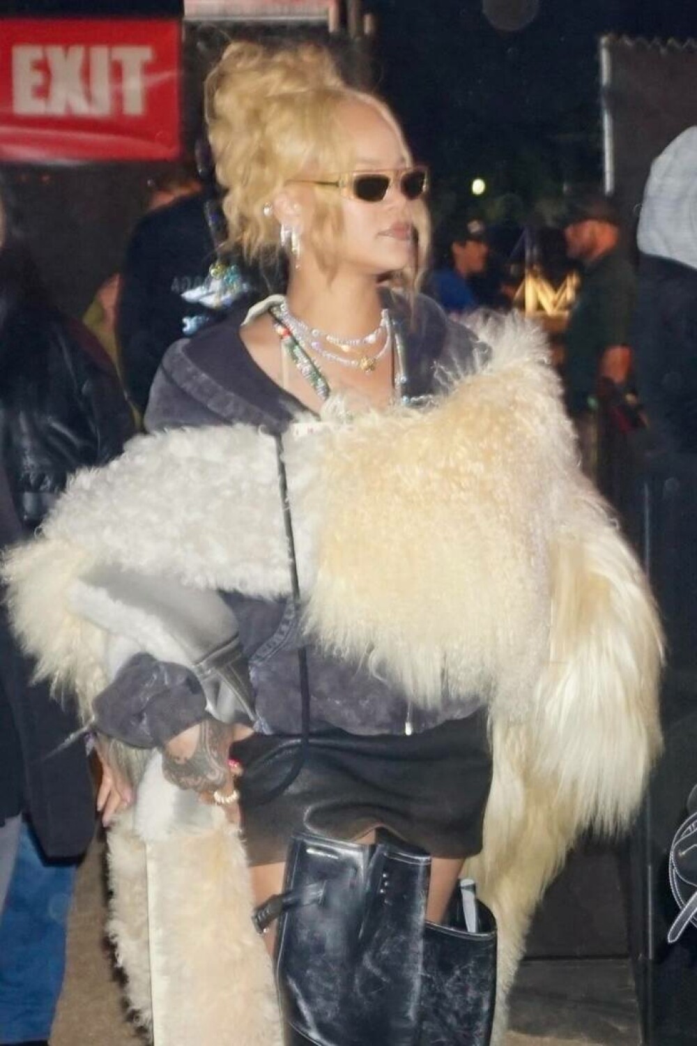 Cum s-a îmbrăcat Rihanna la Coachella. Artista a furat toate privirile. GALERIE FOTO - Imaginea 9