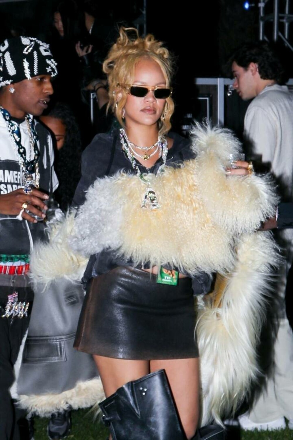 Cum s-a îmbrăcat Rihanna la Coachella. Artista a furat toate privirile. GALERIE FOTO - Imaginea 10