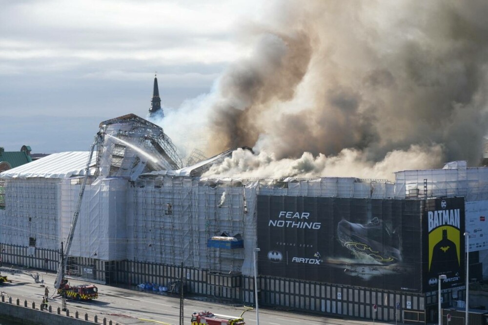 400 de ani de patrimoniu cultural al Danemarcei s-au prăbușit în flăcări. Clădirea în care se afla bursa de valori a ars - Imaginea 1