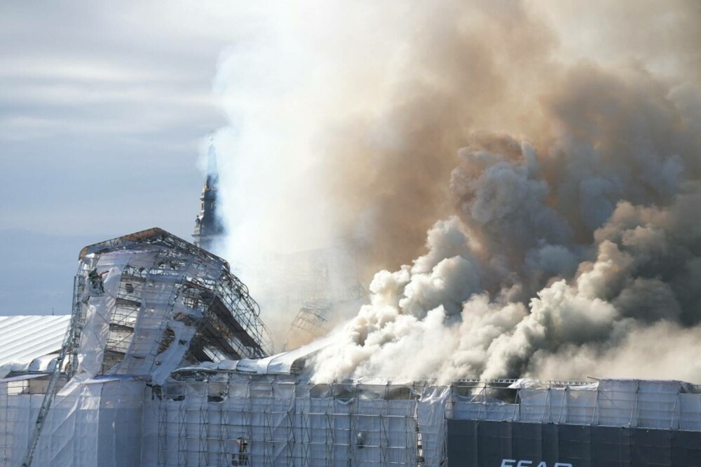 400 de ani de patrimoniu cultural al Danemarcei s-au prăbușit în flăcări. Clădirea în care se afla bursa de valori a ars - Imaginea 4