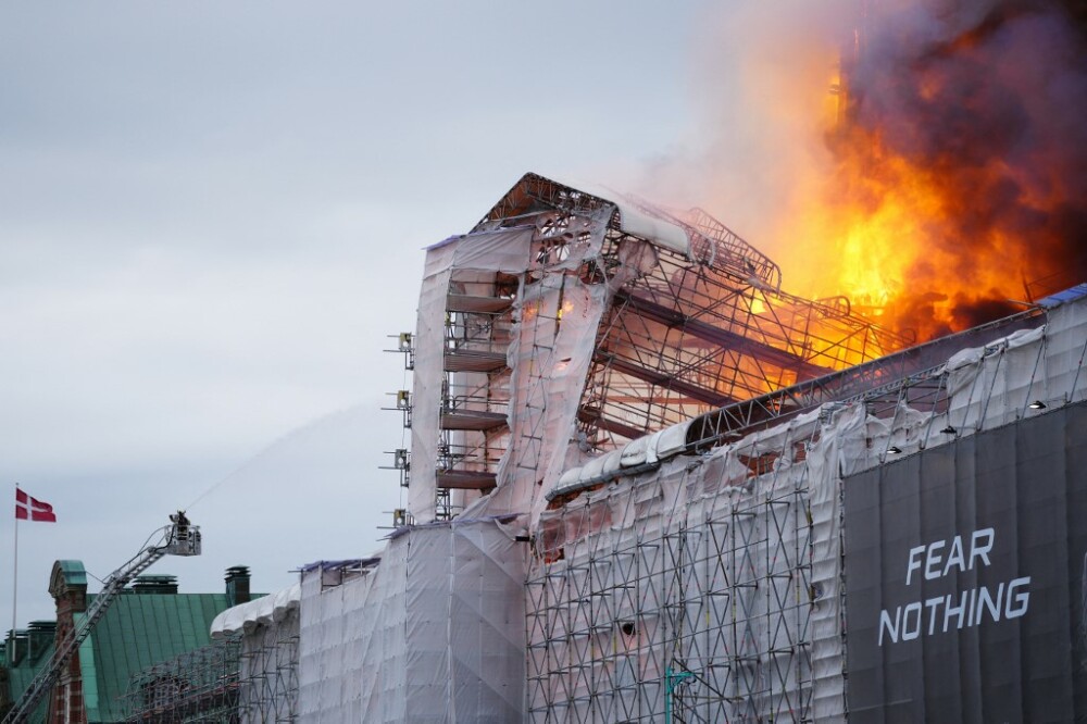 400 de ani de patrimoniu cultural al Danemarcei s-au prăbușit în flăcări. Clădirea în care se afla bursa de valori a ars - Imaginea 5