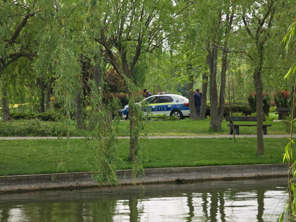 Un bărbat a murit într-un parc din București, după ce i s-a făcut rău. Băuse dintr-o sticlă pe care o avea la el - Imaginea 2