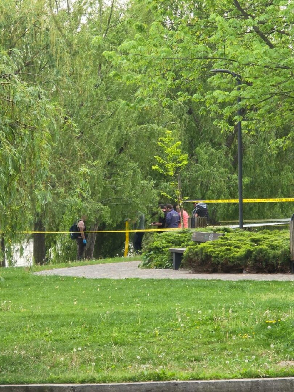 Un bărbat a murit într-un parc din București, după ce i s-a făcut rău. Băuse dintr-o sticlă pe care o avea la el - Imaginea 3