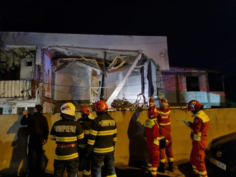 Explozie puternică într-un bloc din Craiova. Fațada s-a prăbușit. A fost activat Planul Roșu. O femeie a murit | FOTO - Imaginea 1