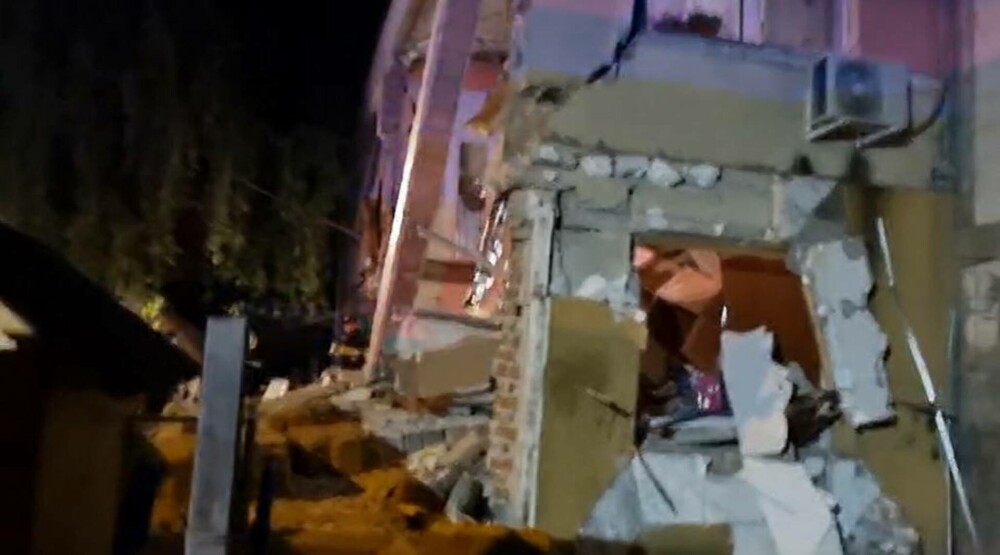 Explozie puternică într-un bloc din Craiova. Fațada s-a prăbușit. A fost activat Planul Roșu. O femeie a murit | FOTO - Imaginea 2