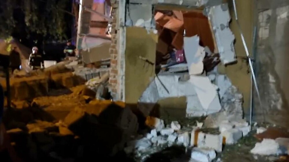 Explozie puternică într-un bloc din Craiova. Fațada s-a prăbușit. A fost activat Planul Roșu. O femeie a murit | FOTO - Imaginea 3