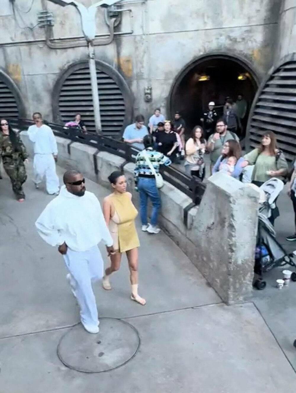 Bianca Censori șochează cu o nouă apariție. Cum s-a dus la Disneyland alături de Kanye West. „Au lăsat-o așa?”. GALERIE FOTO - Imaginea 1