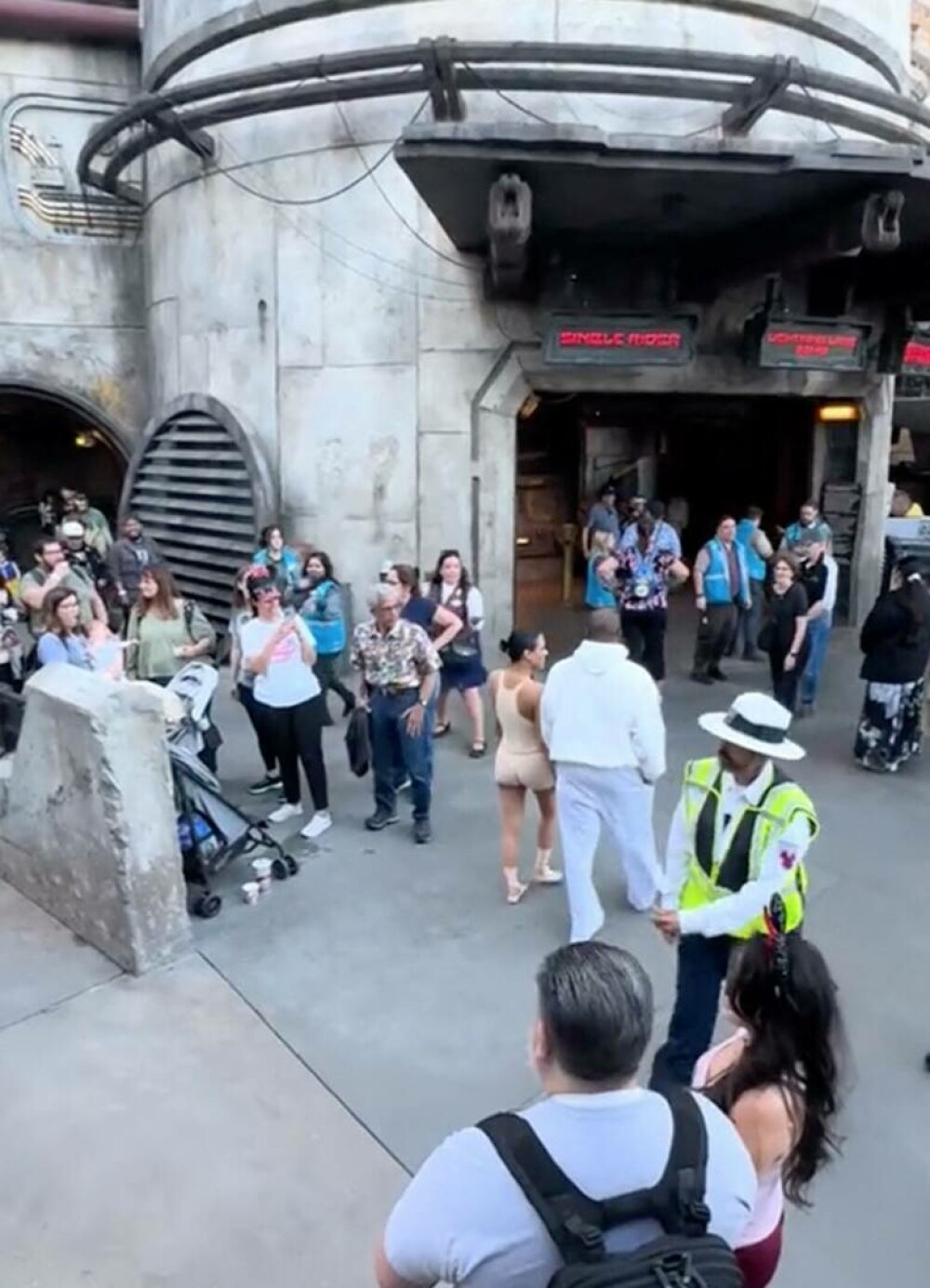 Bianca Censori șochează cu o nouă apariție. Cum s-a dus la Disneyland alături de Kanye West. „Au lăsat-o așa?”. GALERIE FOTO - Imaginea 3