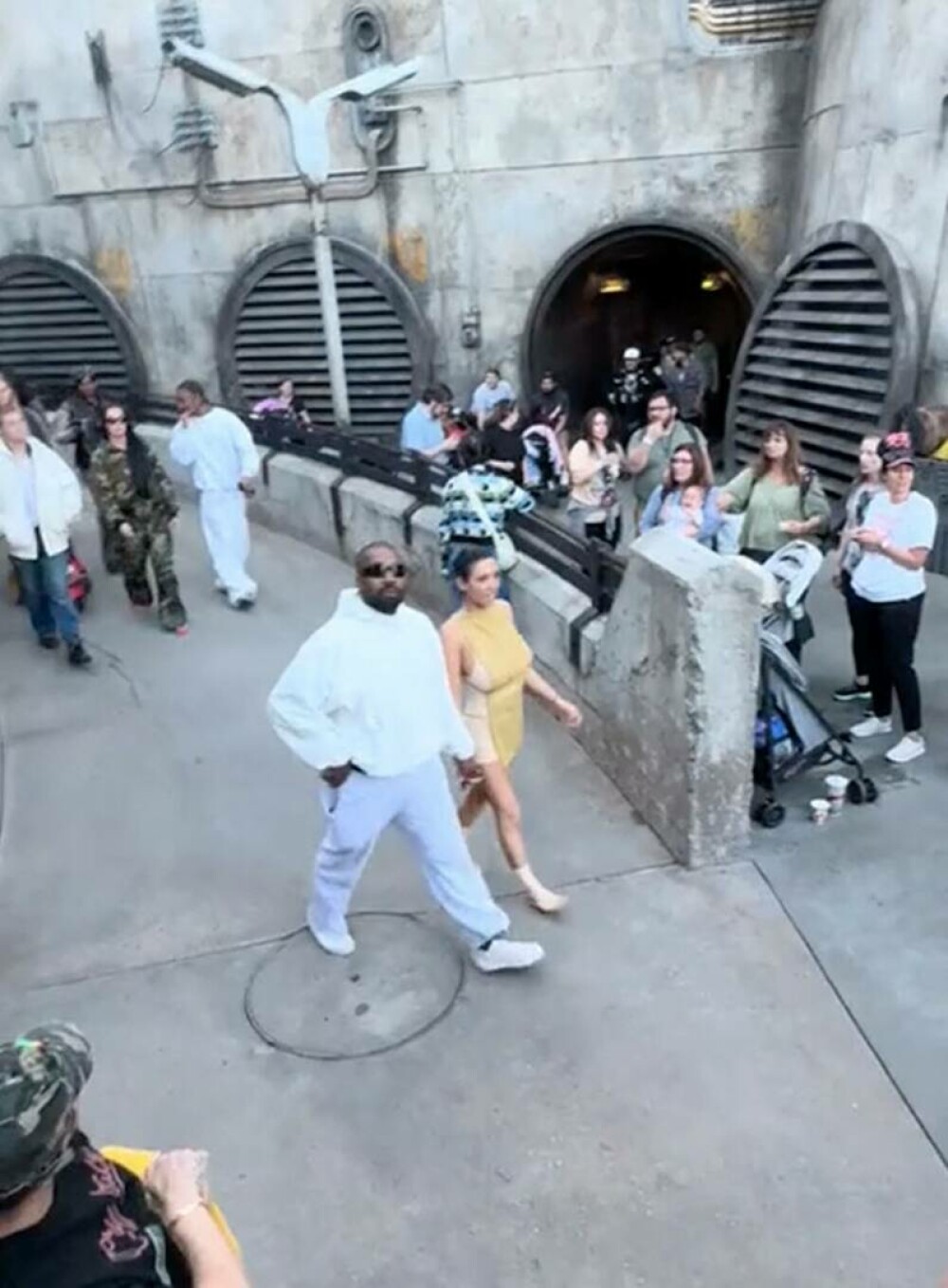 Bianca Censori șochează cu o nouă apariție. Cum s-a dus la Disneyland alături de Kanye West. „Au lăsat-o așa?”. GALERIE FOTO - Imaginea 6