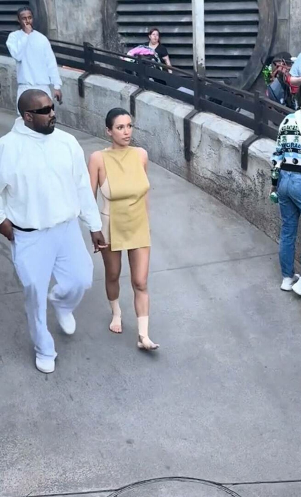 Bianca Censori șochează cu o nouă apariție. Cum s-a dus la Disneyland alături de Kanye West. „Au lăsat-o așa?”. GALERIE FOTO - Imaginea 7