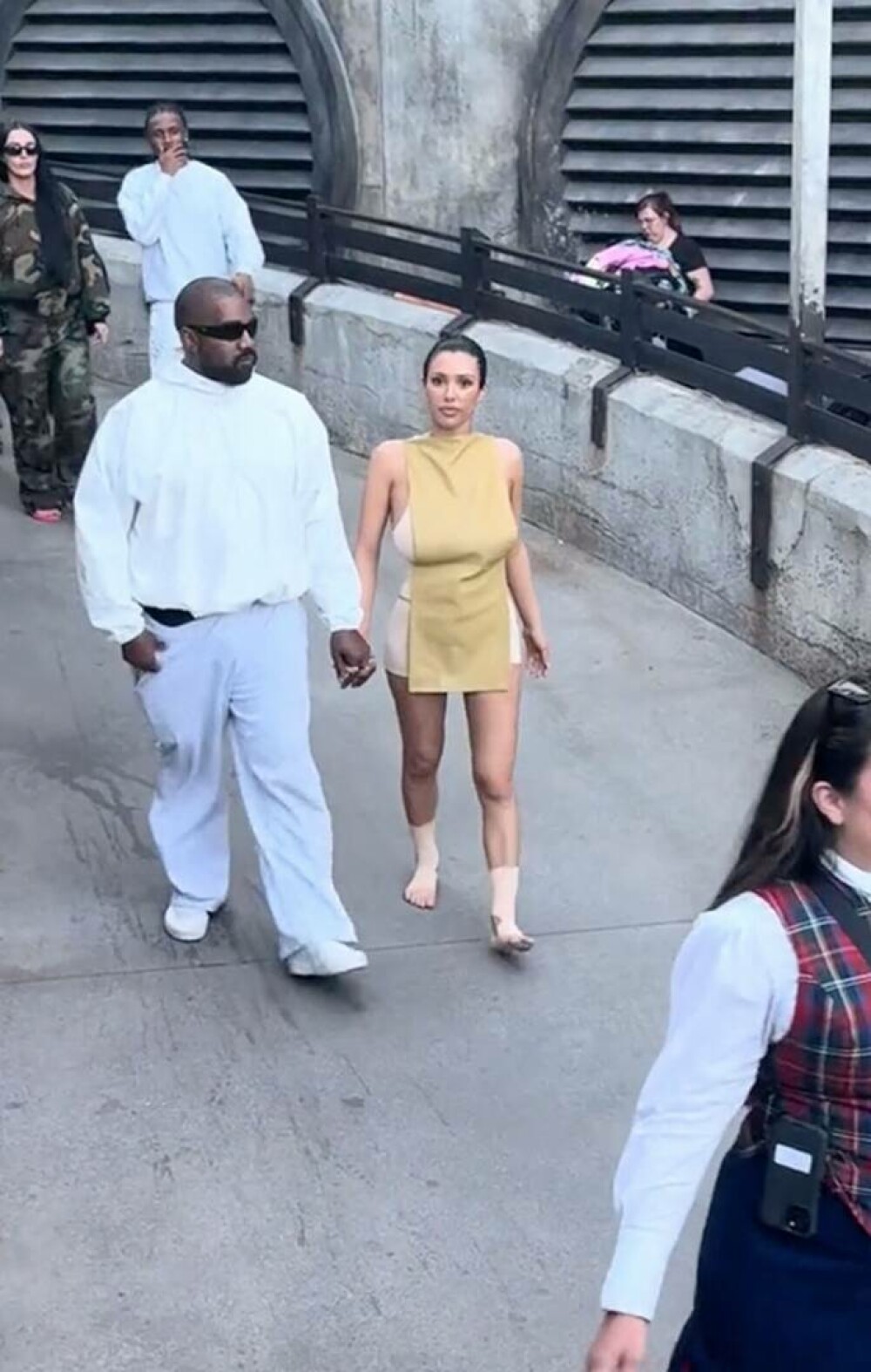 Bianca Censori șochează cu o nouă apariție. Cum s-a dus la Disneyland alături de Kanye West. „Au lăsat-o așa?”. GALERIE FOTO - Imaginea 8