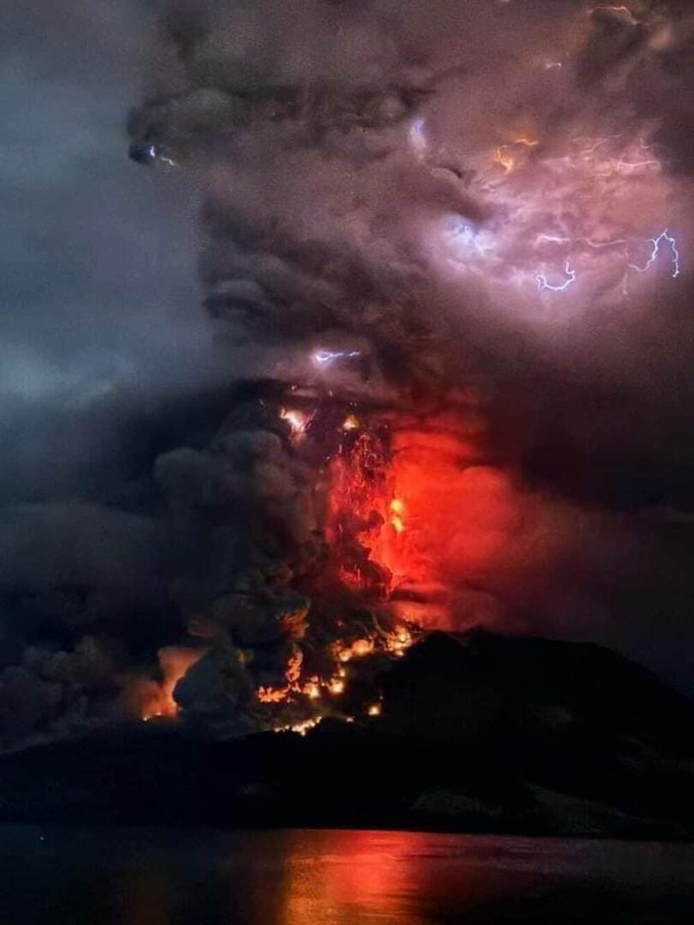 Fulgere violet în noapte și imagini desprinse parcă din altă lume. A erupt vulcanul Ruang: ”Fugim, oameni buni!” FOTO&VIDEO - Imaginea 1