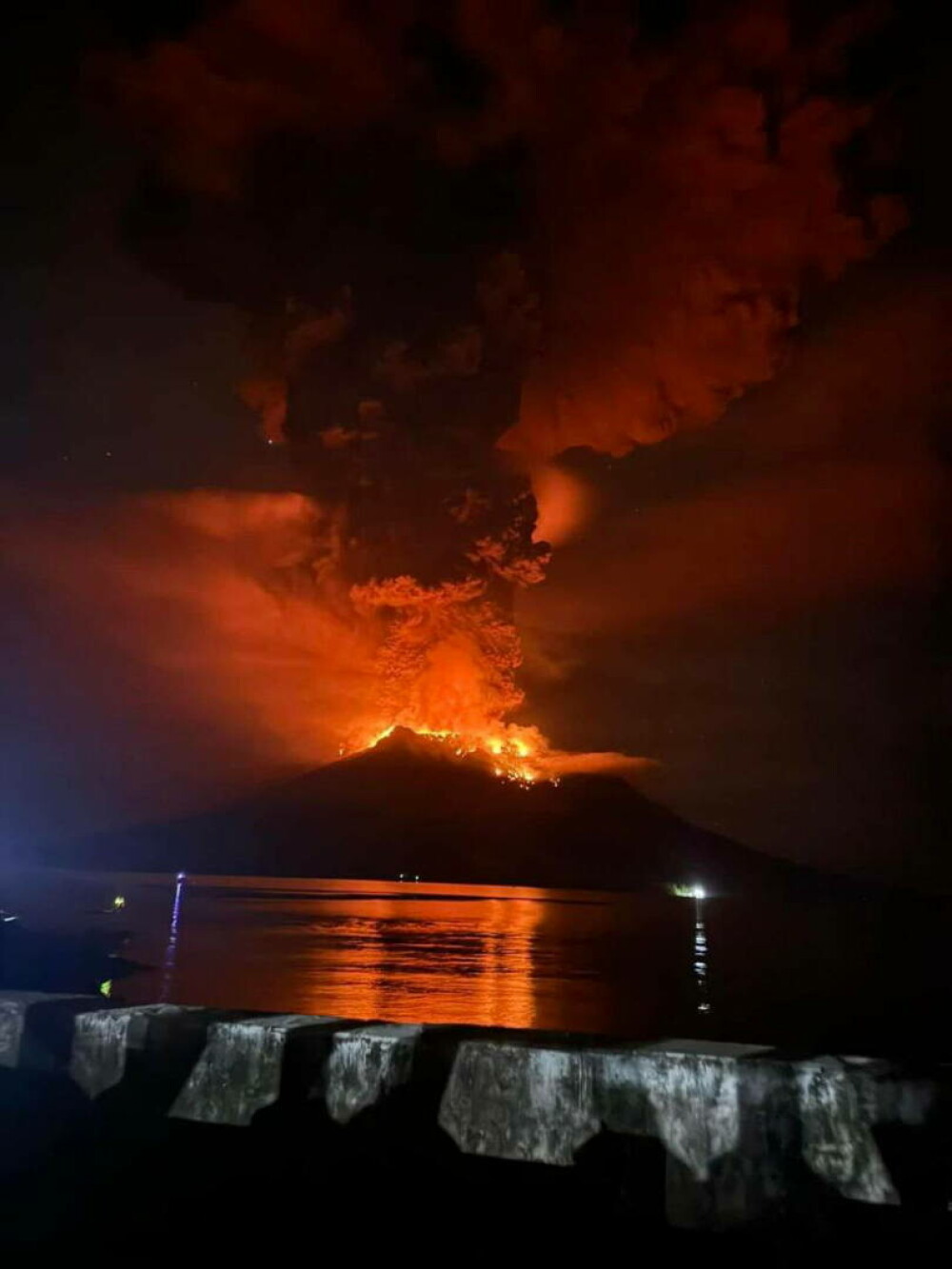 Fulgere violet în noapte și imagini desprinse parcă din altă lume. A erupt vulcanul Ruang: ”Fugim, oameni buni!” FOTO&VIDEO - Imaginea 2
