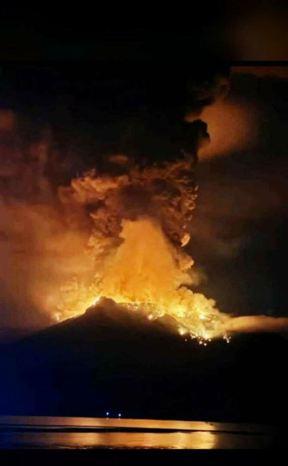 Fulgere violet în noapte și imagini desprinse parcă din altă lume. A erupt vulcanul Ruang: ”Fugim, oameni buni!” FOTO&VIDEO - Imaginea 3