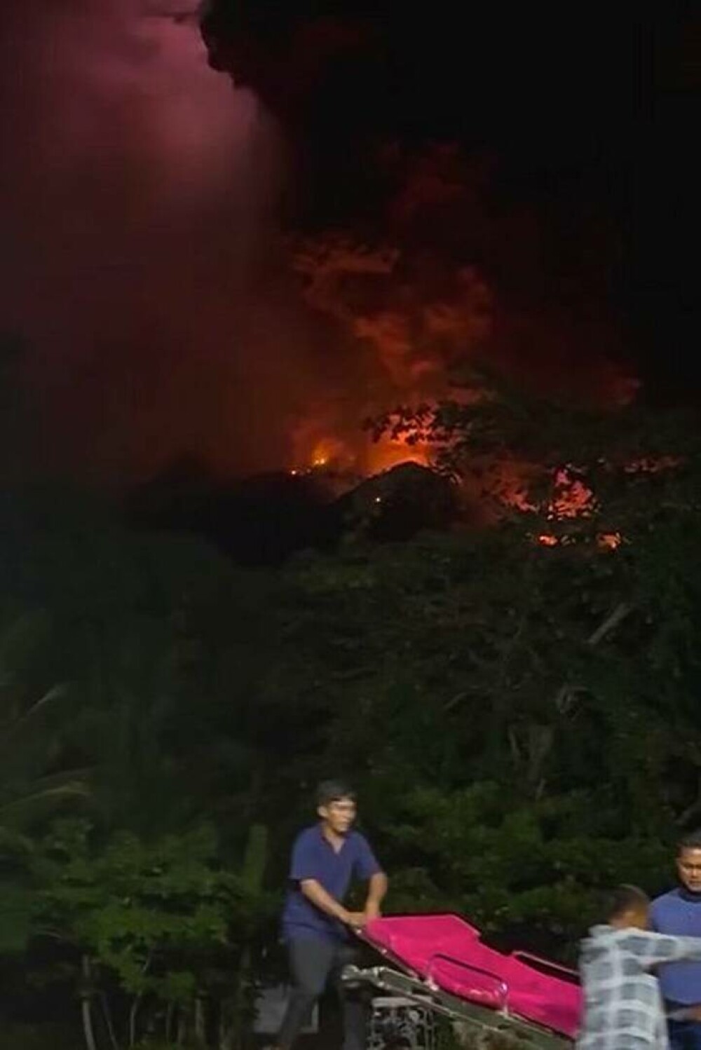 Fulgere violet în noapte și imagini desprinse parcă din altă lume. A erupt vulcanul Ruang: ”Fugim, oameni buni!” FOTO&VIDEO - Imaginea 5
