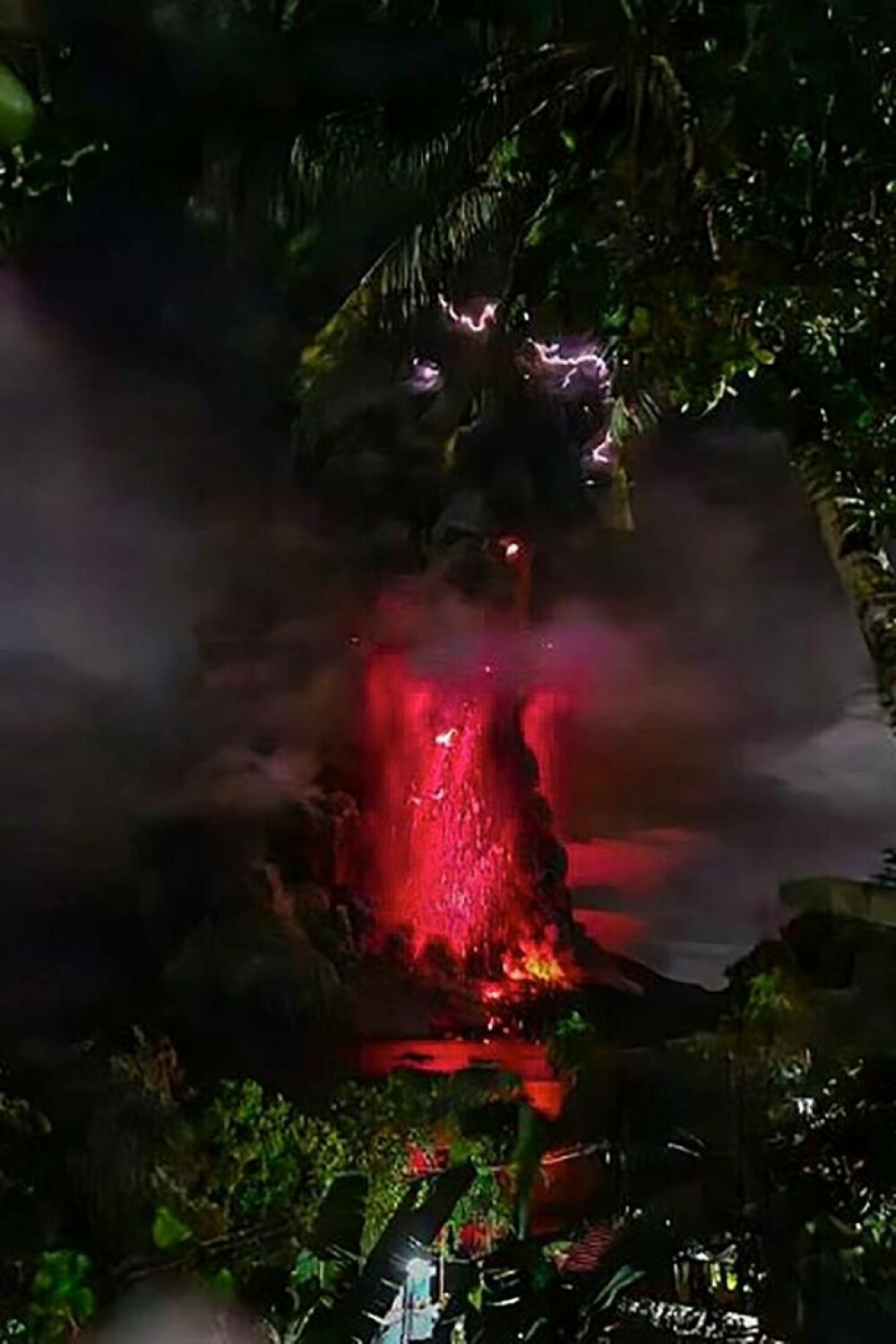 Fulgere violet în noapte și imagini desprinse parcă din altă lume. A erupt vulcanul Ruang: ”Fugim, oameni buni!” FOTO&VIDEO - Imaginea 6