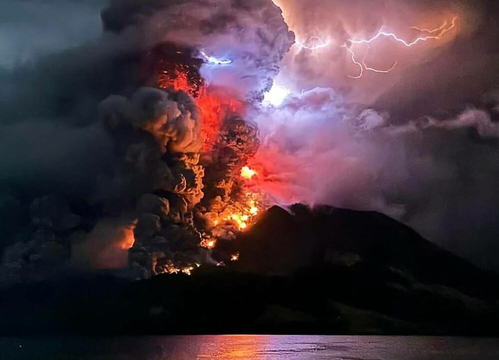 Fulgere violet în noapte și imagini desprinse parcă din altă lume. A erupt vulcanul Ruang: ”Fugim, oameni buni!” FOTO&VIDEO - Imaginea 8