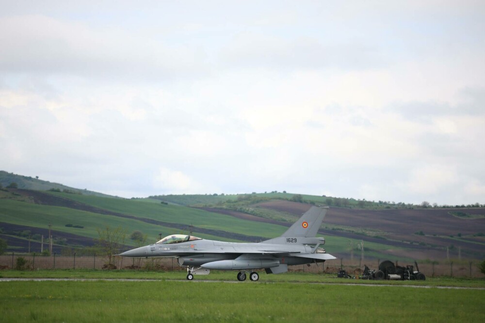 Trei dintre avioanele de luptă F-16 cumpărate de MApN din Norvegia au ajuns în România. GALERIE FOTO - Imaginea 1
