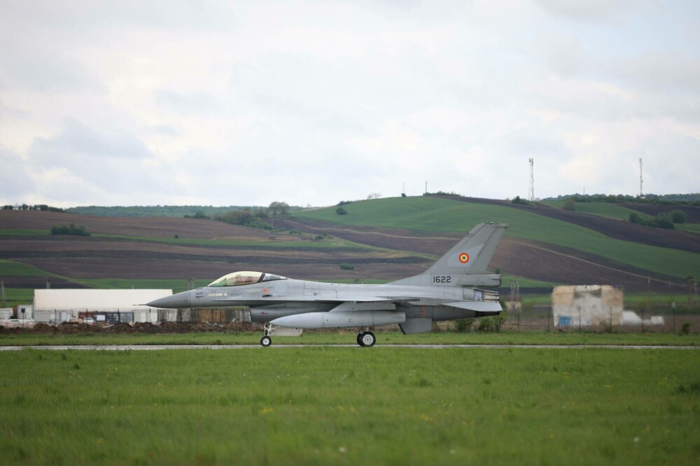 Trei dintre avioanele de luptă F-16 cumpărate de MApN din Norvegia au ajuns în România. GALERIE FOTO - Imaginea 2