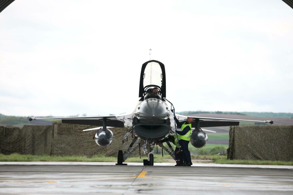 Trei dintre avioanele de luptă F-16 cumpărate de MApN din Norvegia au ajuns în România. GALERIE FOTO - Imaginea 4