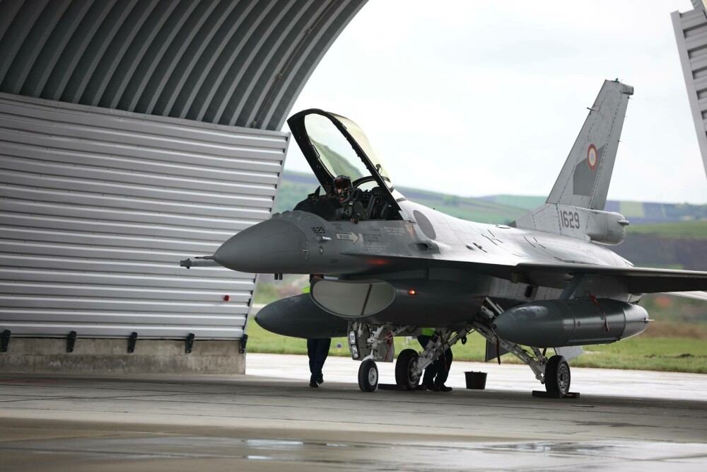 Trei dintre avioanele de luptă F-16 cumpărate de MApN din Norvegia au ajuns în România. GALERIE FOTO - Imaginea 5