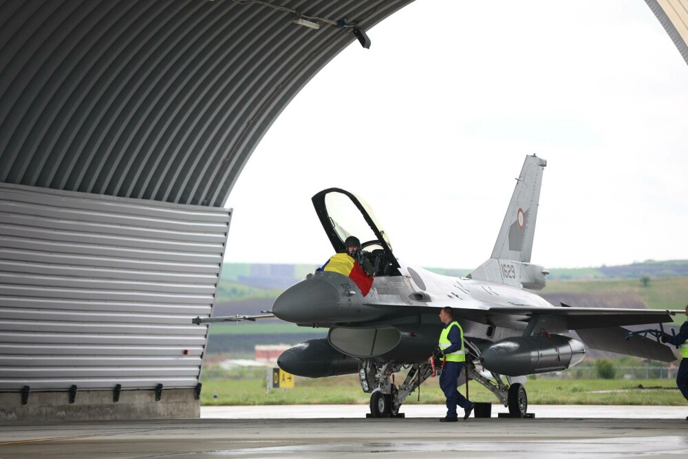 Trei dintre avioanele de luptă F-16 cumpărate de MApN din Norvegia au ajuns în România. GALERIE FOTO - Imaginea 6
