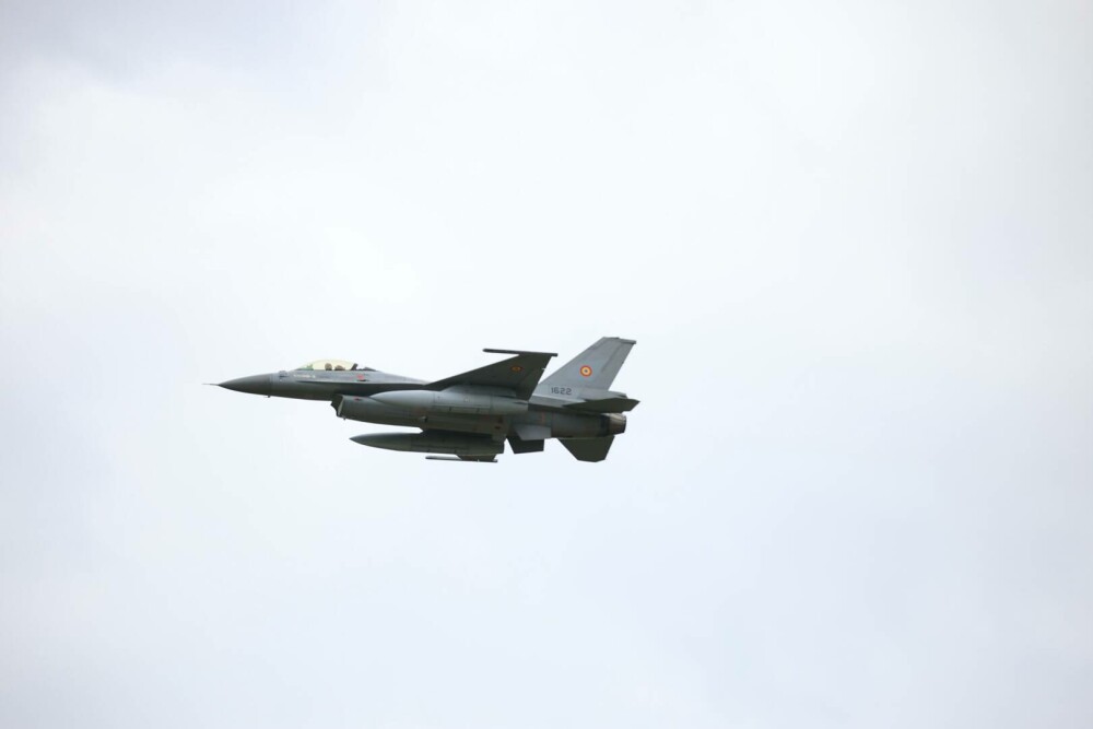 Trei dintre avioanele de luptă F-16 cumpărate de MApN din Norvegia au ajuns în România. GALERIE FOTO - Imaginea 8